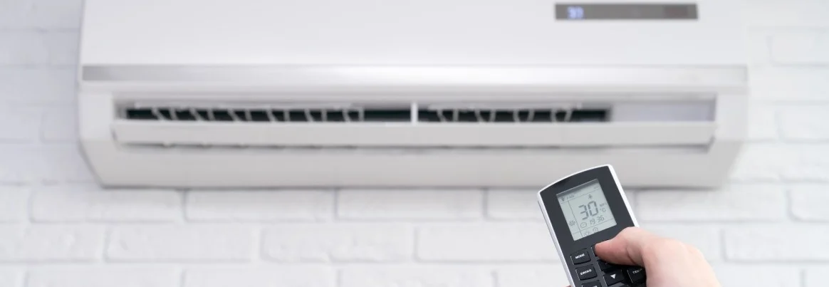 Klimagerät-Temperaturregelung mit Fernbedienung im Zimmer zu Hause